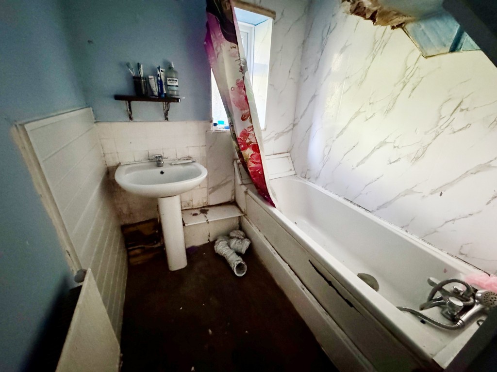 Lot: 112 - FREEHOLD TWO-BEDROOM MAISONETTE AND GROUND RENT - Bathroom